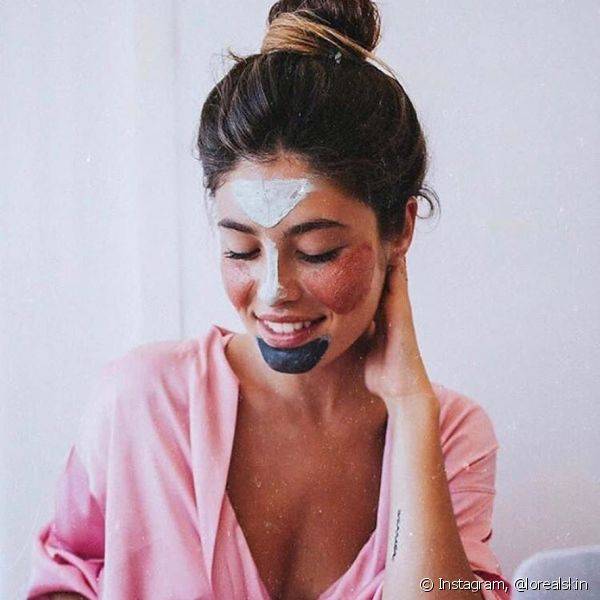 A máscara facial de argila é o primeiro passo do pré-make, já que limpa os poros e deixa a pele mais lisa e sequinha (Foto: Instagram @lorealskin)
